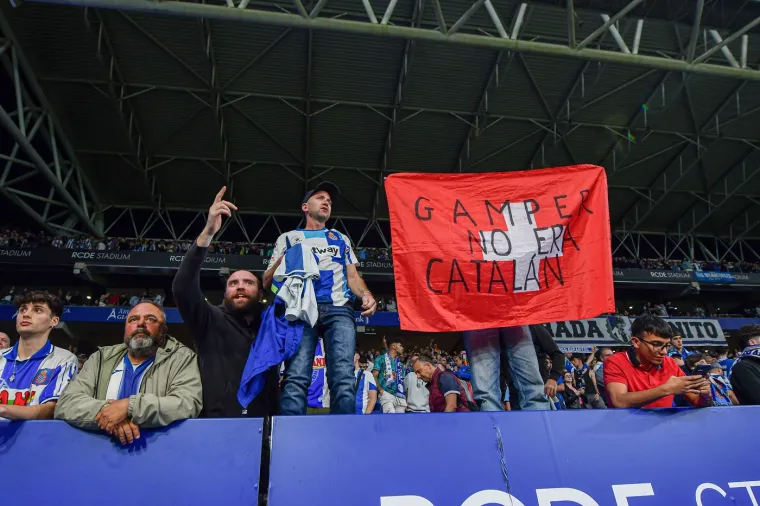 Slavlje se pretvorilo u skandal: Navijači trčali u teren, Flick vikao i tjerao igrače u svlačionicu