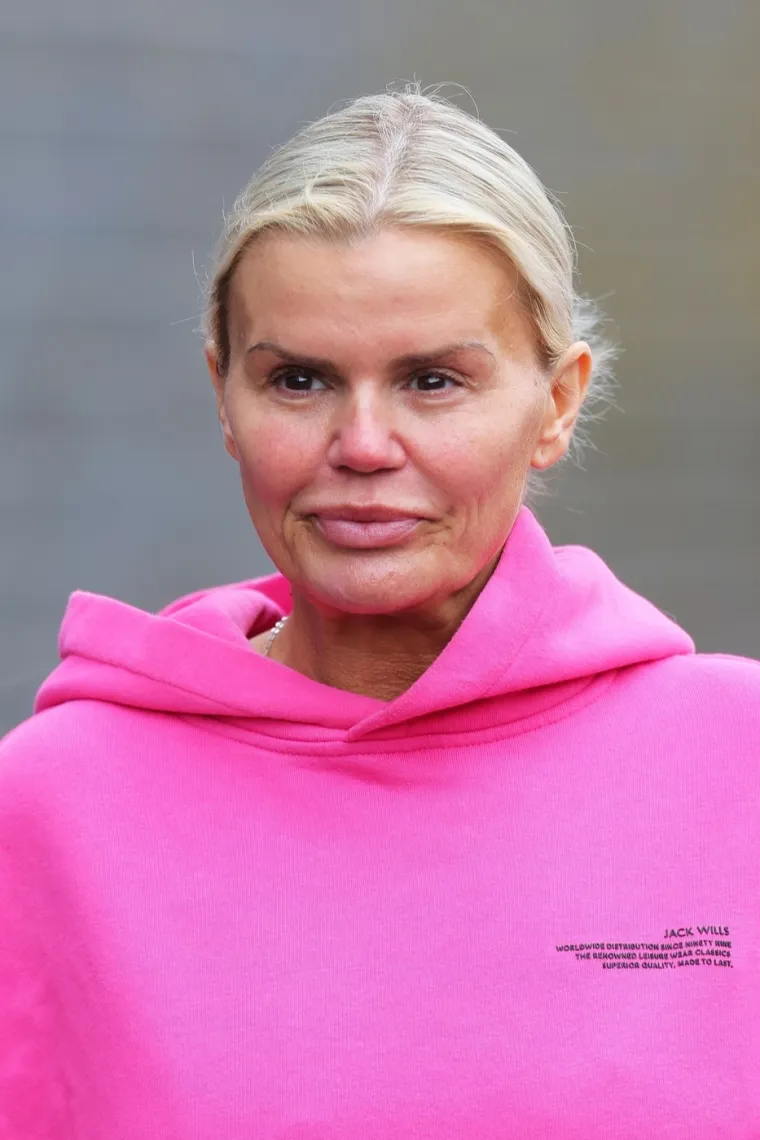 Bivša pjevačica Kerry Katona se borila s viškom kilograma, radila je brojne estetske korekcije, a iza sebe ima tri braka.