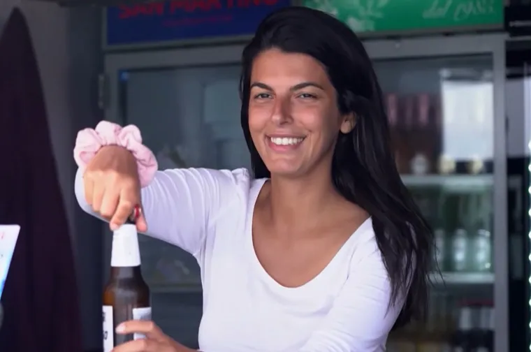 Claudia Busia, zaposlenica jednog beach bara na Sardiniji, kaže da je za nju najljepše vrijeme na Sardiniji izvan glavne sezone.