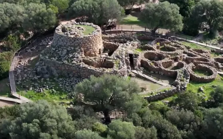 Nuraghe su kameni tornjevi koji potječu iz pretpovijesti.