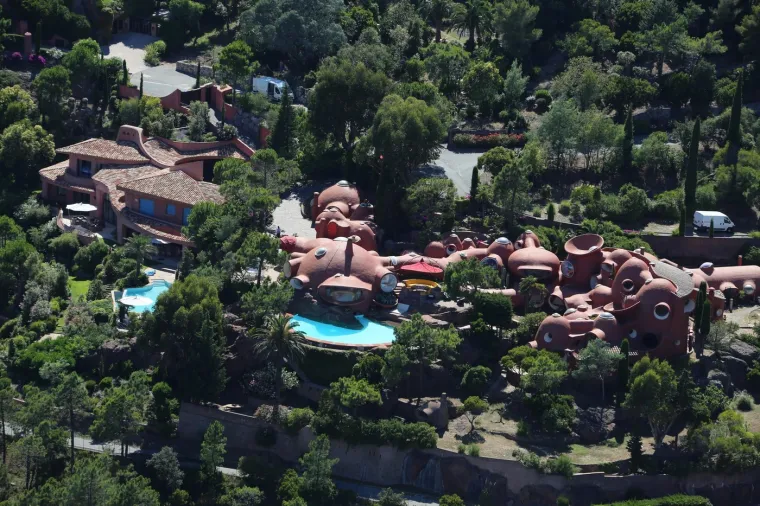 Na stjenovitoj litici planinskog lanca Massif de L’Esterel, s pogledom na tirkizne vode Sredozemnog mora, uzdiže se jedna od najneobičnijih i najprepoznatljivijih građevina na svijetu Le Palais Bulles ili Palača mjehurića. Ovo arhitektonsko čudo, nekoć je bilo u vlasništvu legendarnog modnog dizajnera Pierrea Cardina. Nakon njegove smrti, ova ikona Azurne obale, smještena u blizini Cannesa, i dalje plijeni pažnju svojom organskom formom i avangardnim dizajnom.