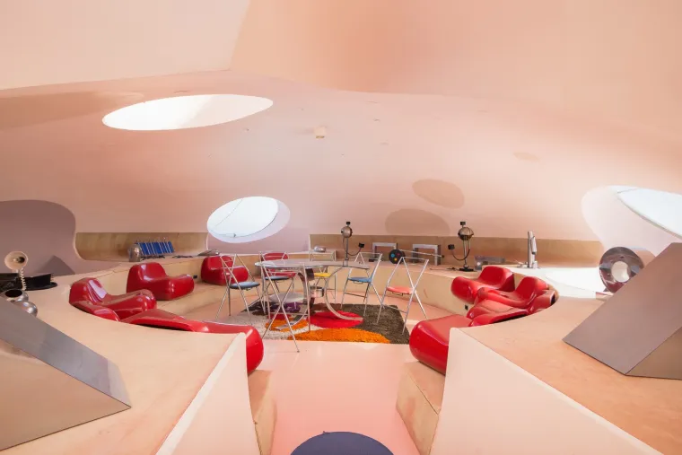 Osim spavaćih soba, kompleks uključuje panoramski salon, prostranu recepcijsku dvoranu kapaciteta za 350 osoba te brojne druge prostorije, ukupno 29, koje se fluidno prelijevaju jedna u drugu. Eksterijer palače jednako je impresivan.
