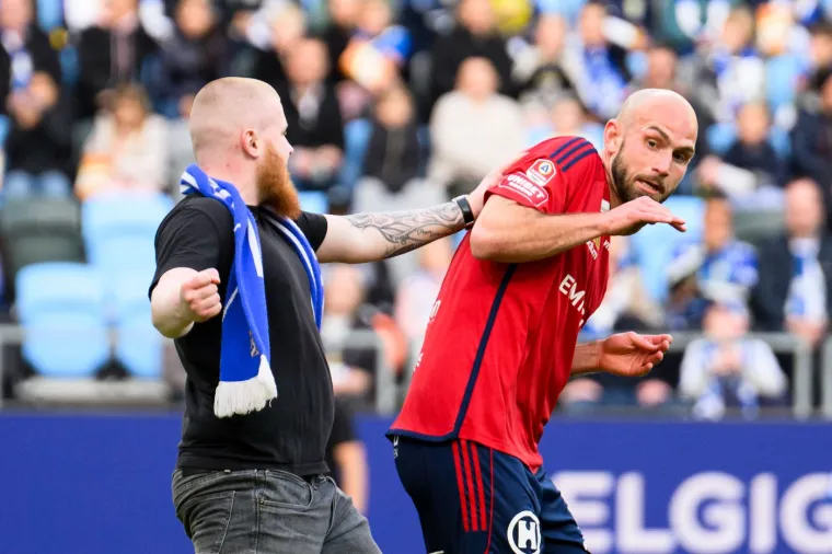 Na utakmici Švedske nogometne lige između IFK Göteborga i Östers Växjö došlo je do šokantnog incidenta. 