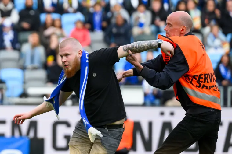 Dajte mu doživotnu zabranu! Navijač uletio u teren i poku&scaron;ao udariti igrača &scaron;akom u glavu