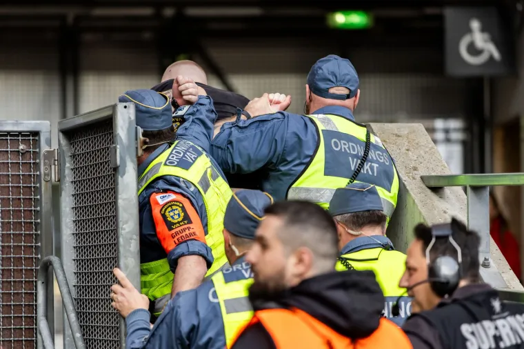 Dajte mu doživotnu zabranu! Navijač uletio u teren i poku&scaron;ao udariti igrača &scaron;akom u glavu