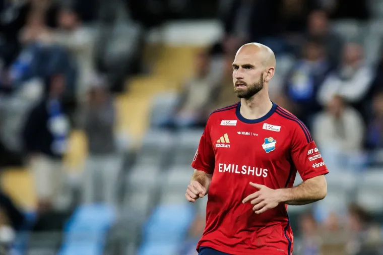 Dajte mu doživotnu zabranu! Navijač uletio u teren i poku&scaron;ao udariti igrača &scaron;akom u glavu