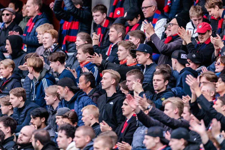 Dajte mu doživotnu zabranu! Navijač uletio u teren i poku&scaron;ao udariti igrača &scaron;akom u glavu