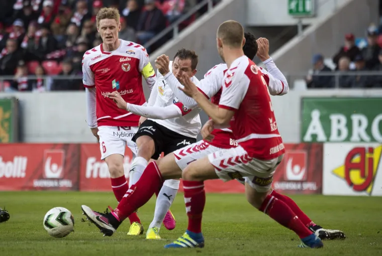 Dajte mu doživotnu zabranu! Navijač uletio u teren i poku&scaron;ao udariti igrača &scaron;akom u glavu