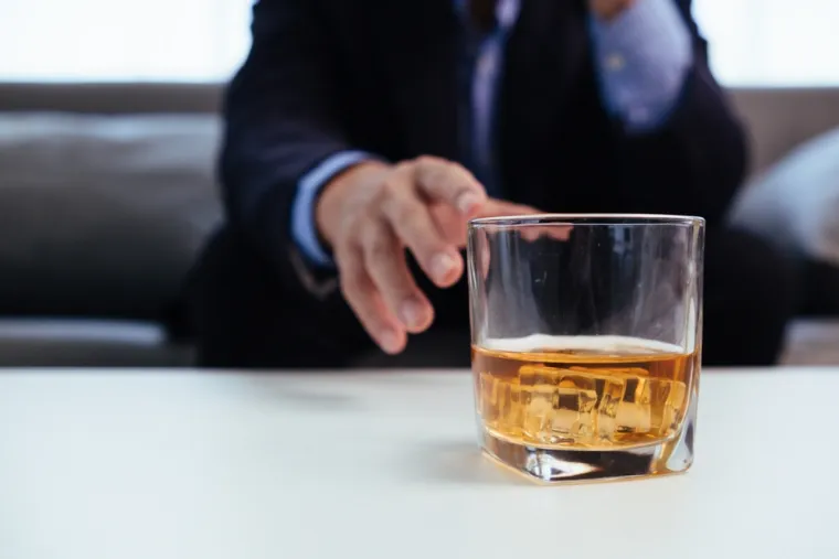 16. Izbjegavajte kofein poslijepodne i navečer - Kofein je stimulant čiji učinci mogu trajati satima. Ograničite unos kave, čaja i drugih kofeinskih napitaka, osobito nakon podneva.