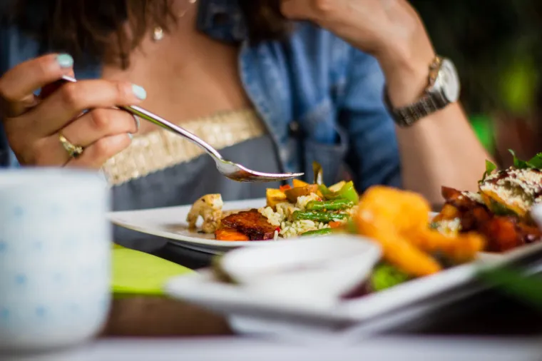 19 Izbjegavajte te&scaron;ke i začinjene obroke kasno navečer - Večera bi trebala biti laganija i konzumirana barem dva do tri sata prije spavanja kako probava ne bi ometala san.