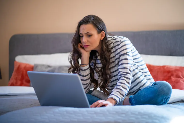 22. Ograničite izloženost plavom svjetlu prije spavanja - Svjetlost s ekrana (telefona, tableta, računala i TV-a) potiskuje proizvodnju melatonina. Isključite uređaje barem 30 do 60 minuta prije odlaska u krevet.