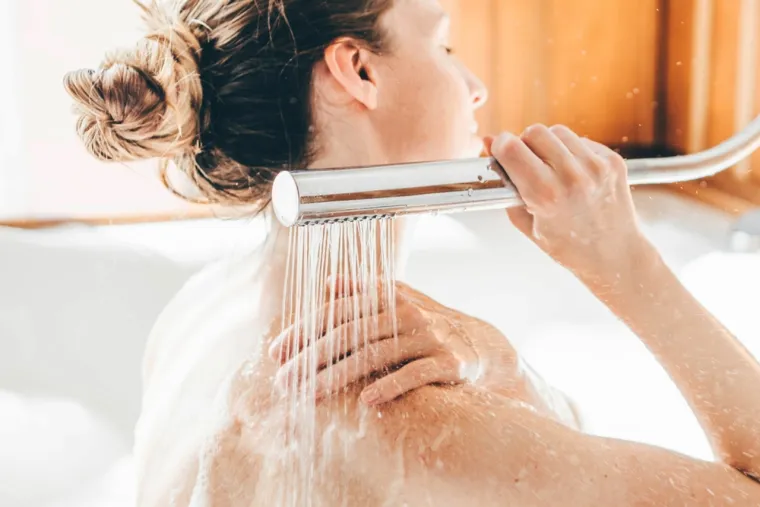 26. Isprobajte tehnike opu&scaron;tanja - Topla kupka ili tu&scaron;, lagano istezanje, joga za opu&scaron;tanje, meditacija ili vježbe dubokog disanja mogu pomoći smiriti um i tijelo.