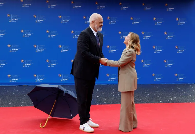 Crveni tepih kojeg bi se i Hollywood posramio: Rama na koljenima dočekao najmoćniju Talijanku