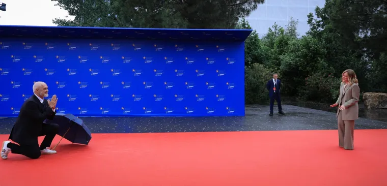 Crveni tepih kojeg bi se i Hollywood posramio: Rama na koljenima dočekao najmoćniju Talijanku