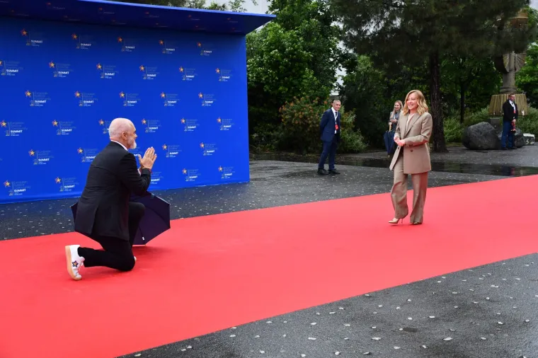Crveni tepih kojeg bi se i Hollywood posramio: Rama na koljenima dočekao najmoćniju Talijanku