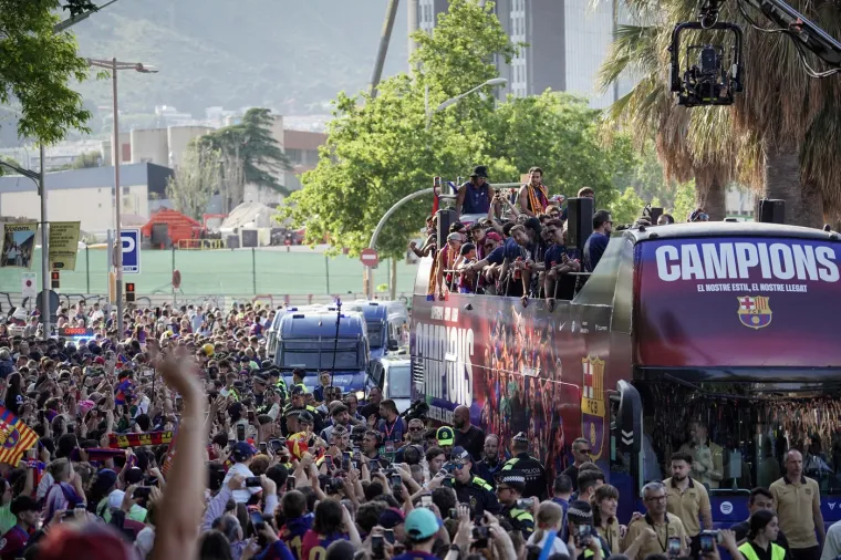 Najveći od spomenuta tri trofeja, onaj za naslov prvaka &Scaron;panjolske, dobio je i najveću proslavu, a trofeji su i s igračima u slavlju. 