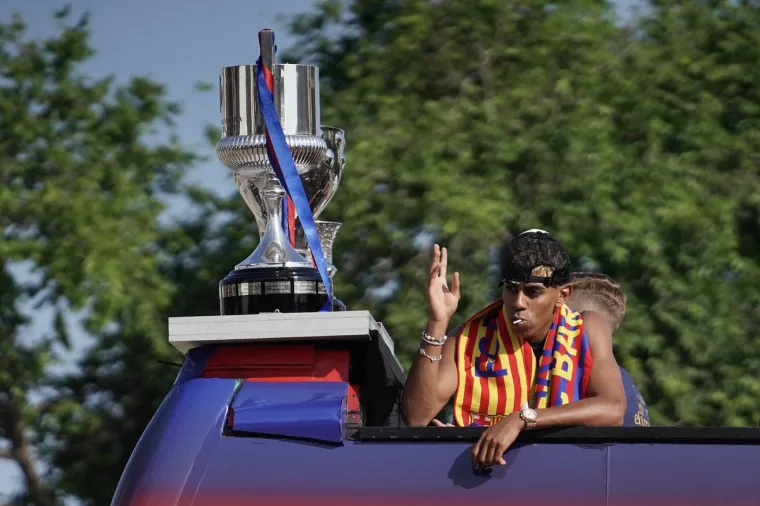 Tisuće navijača katalonskog kluba iza&scaron;lo je na ulice Barcelone kako bi pozdravili svoje heroje, a u fokusu je bio najmlađi heroj kluba - Lamine Yamal.