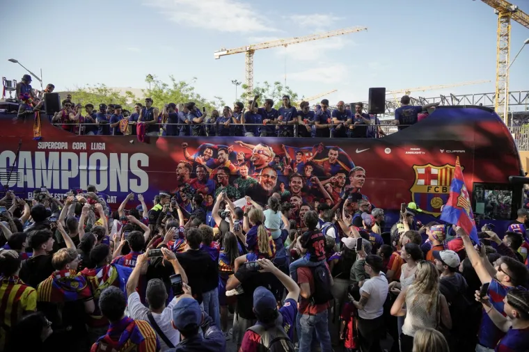 Yamal je u jednom trenutku prepoznao svog rođaka u gomili obožavatelja. Raspoloženje mu se odmah popravilo, a na licu mu se vidjelo da je presretan &scaron;to vidi poznato lice.