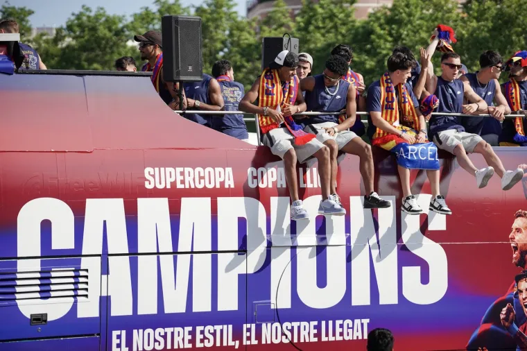 Radi se o njegovom rođaku Mohamedu Abdeu. Reakcija Laminea, koji je u tom trenutku mirno uživao u lizalici, tipična je za običnog 17-godi&scaron;njaka, &scaron;to on zapravo i jest.