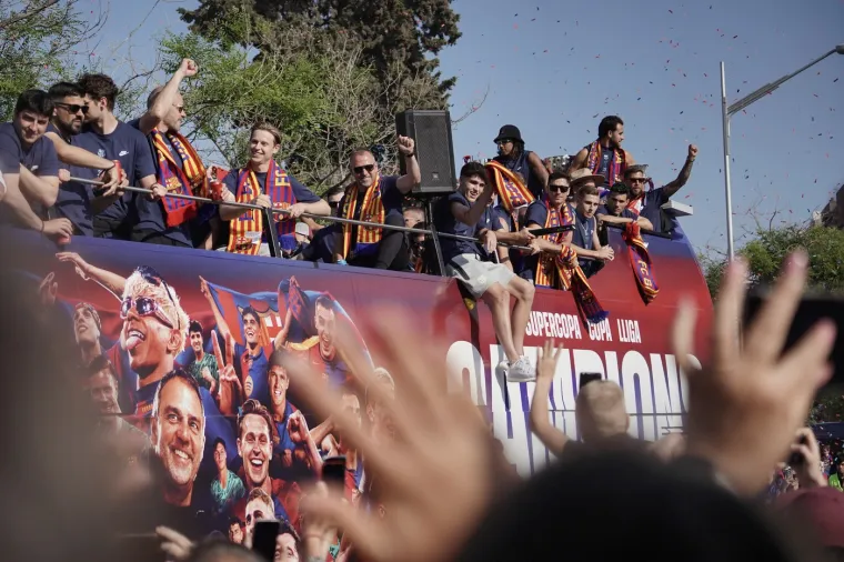 Zanimljiva scena dogodila se i kada su radnici koji su radili na obnovi Camp Noua počeli slaviti s igračima koji su nestrpljivo čekali povratak na svoj stadion.