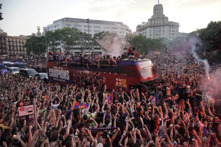 Pogledajte ludo slavlje Barcelone za osvajanje titule: Cijeli grad je iza&scaron;ao na ulice