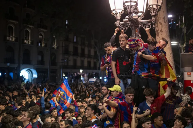 Pogledajte ludo slavlje Barcelone za osvajanje titule: Cijeli grad je iza&scaron;ao na ulice