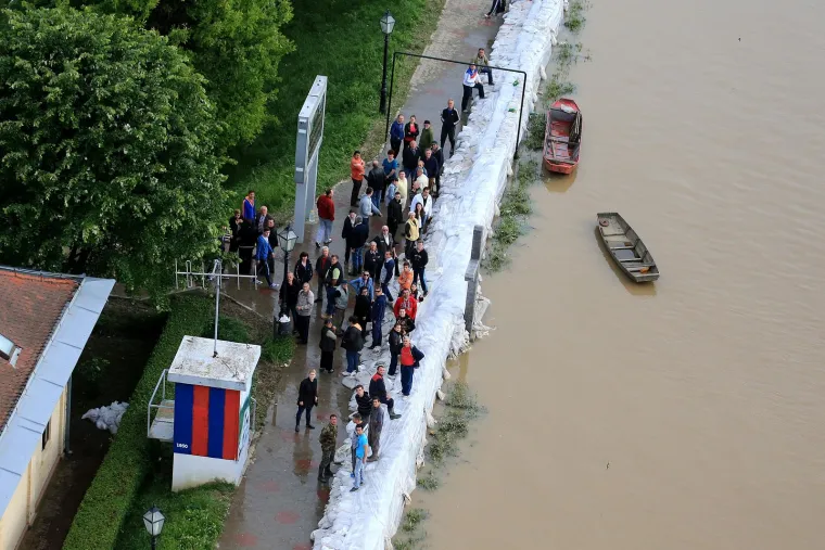 Tisuće obiteljskih kuća, javnih ustanova, crkava i džamija, posebno u Gunji, pretrpjele su golemu štetu. Uginule su i brojne domaće životinje, dodatno povećavajući razmjere nesreće
