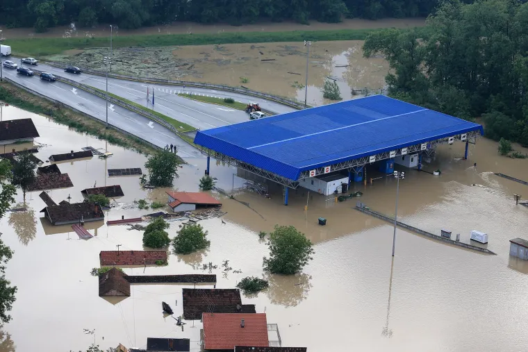 Jednu od najvećih uloga u pomaganju stradalom stanovništvu od prvih sati poplave imao je Hrvatski Crveni križ. U humanitarnoj akciji za stradale prikupljeno je više od 68 milijuna kuna (9,03 milijuna eura), a novčanu pomoć primilo je 6.337 osoba