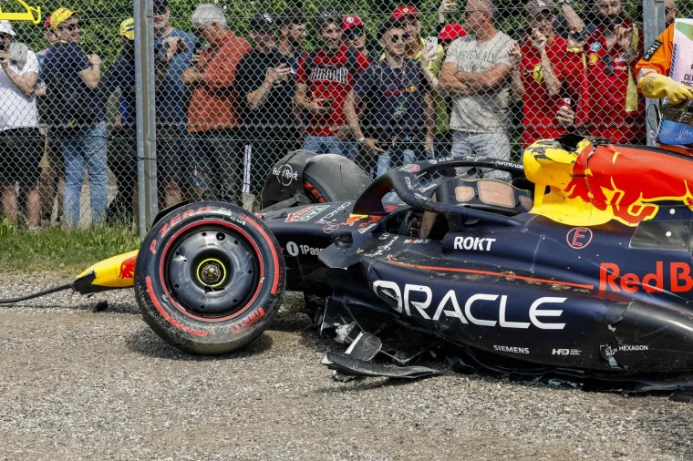 Tsunoda je u petom zavoju udario u rubnik i prevrnuo svoj Red Bull na šljunak.