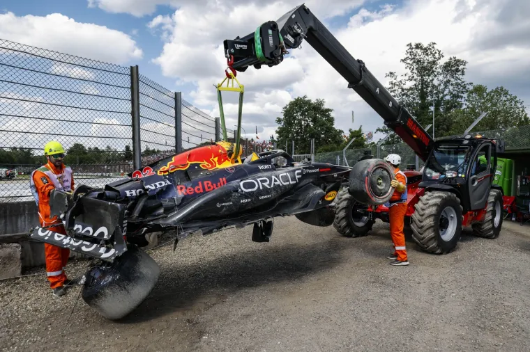 Stravični prizori na kultnoj stazi: Japanac jurio i izgubio kontrolu, bolid se raspao nakon horor sudara