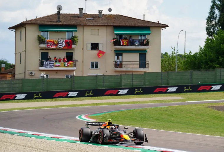 Stravični prizori na kultnoj stazi: Japanac jurio i izgubio kontrolu, bolid se raspao nakon horor sudara