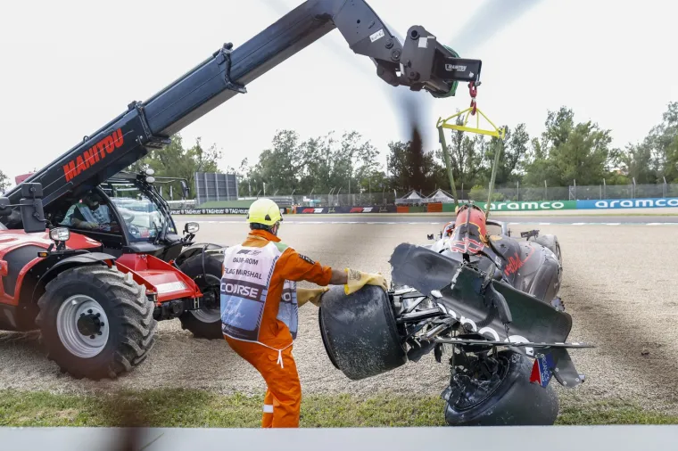 Stravični prizori na kultnoj stazi: Japanac jurio i izgubio kontrolu, bolid se raspao nakon horor sudara