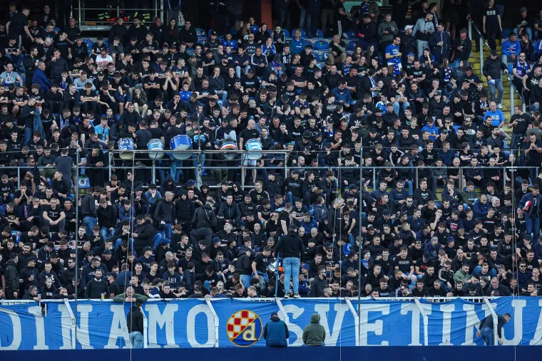 Bad Blue Boysi su na početku utakmice podigli impresivno koreografiju povodom nikad odigrane utakmice sa Crvenom zvezdom 1990. godine