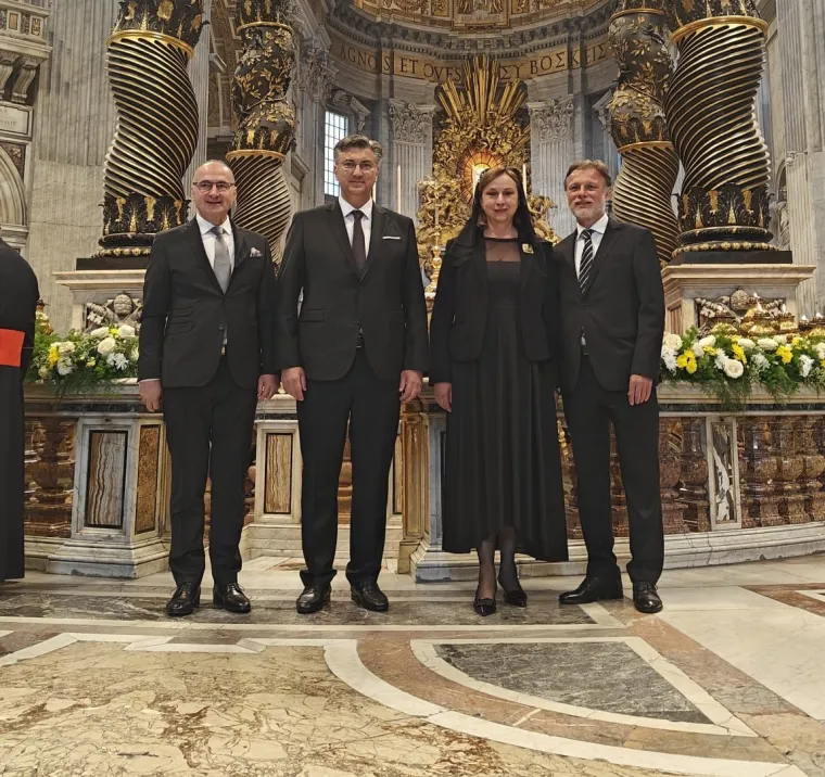 Na papinu inaguraciju stigli su najviši državni čelnici, premijer Andrej Plenković i predsjednik Sabora Gordan Jandroković. Očekuje se i ministar vanjskih i europskih poslova Gordan Grlić Radman, a Zoran Milanović poslao je savjetnik za vanjsku politiku Nevena Pelicarića.