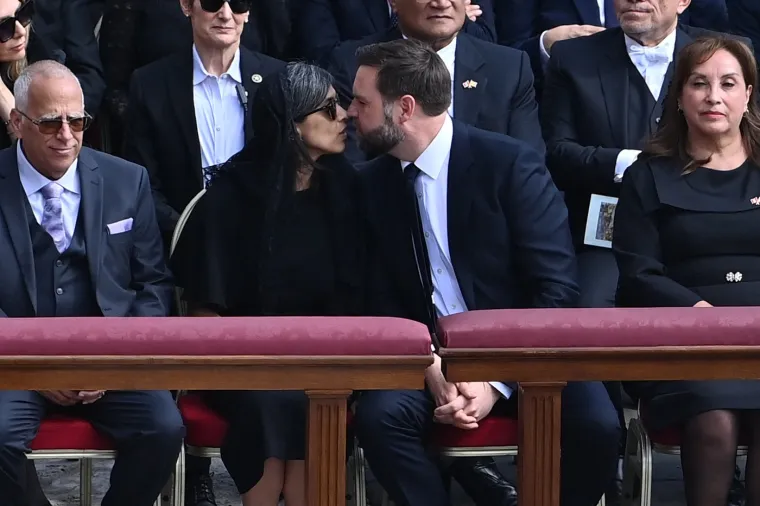 Američki potpredsjednik JD Vance došao je na inaguraciju sa ženom Ushom Vance. S njima je došao i državni tajnik Marco Rubio. Prije početka mise, JD I Usha razmijenili su poljubac. 