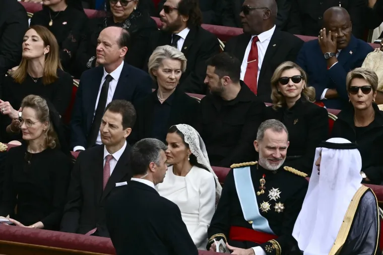 Na misu u Vatikan stigli su ukrajinski predsjednik Volodimir Zelenski i predsjednica Europske komisije Ursula  Von der Leyen. Von der Leyen i Zelenski sjedili su jedno pored drugoga.