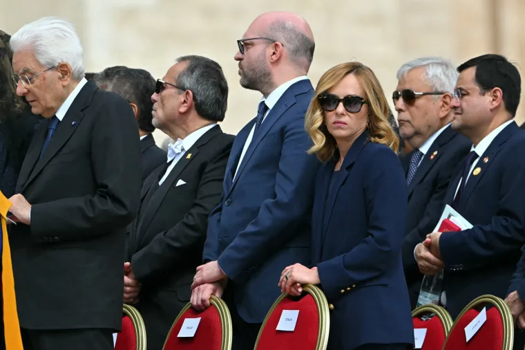 Na inaguraciju su stigli talijanski elnici, premijerka Giorgia Meloni i predsjednik Sergio Mattarella. Oba čelnika su prije mise razgovarali sa Zelenskim.