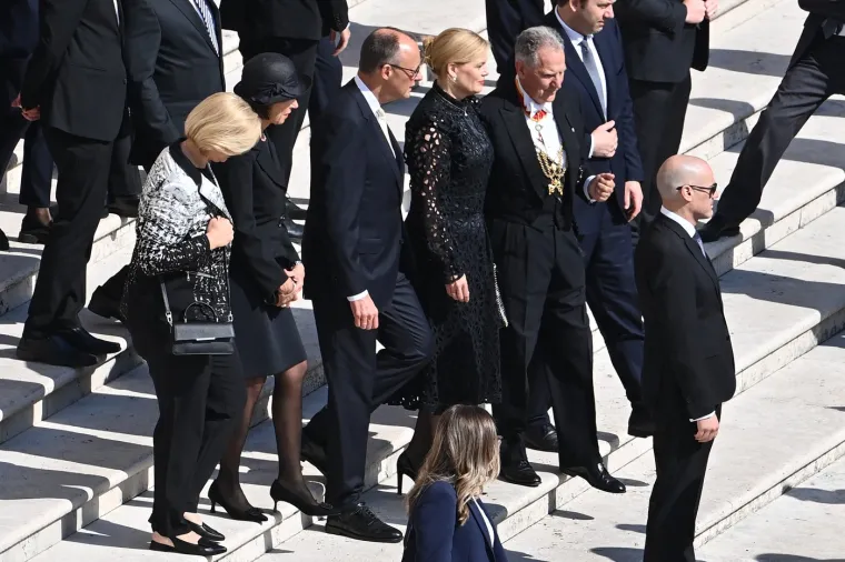 Na svetu misu stigao je novi njemački kancelar Friedrich Merz sa svojom ženom. 
