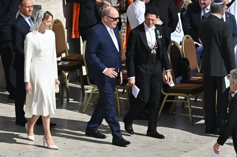 Princ Albert II. iz Monaca i njegova žena, princeza Charlene stigli su na svetu misu u Vatikan