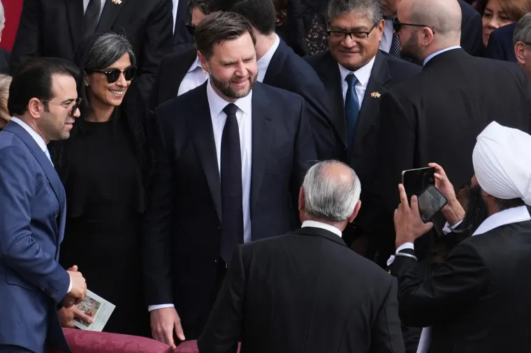 Brojni političari na inauguraciji pape: JD Vance i supruga jednim potezom ukrali svu pažnju