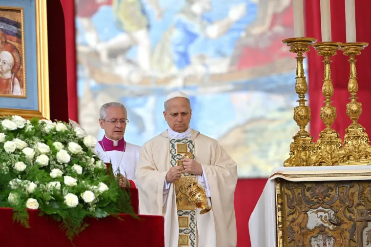 Brojni političari na inauguraciji pape: JD Vance i supruga jednim potezom ukrali svu pažnju
