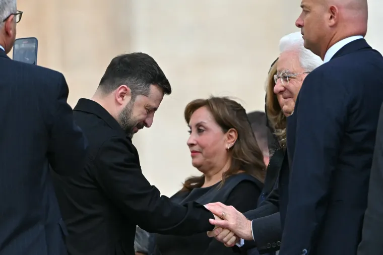 Mnogi su opet zamijetili da Zelenski nije u odijelu. Snimljen je u crnim hlačama, crnoj jakni i tamnoj košulji. Sličnu je kombinaciju nosio i na pogrebu pape Franje. 