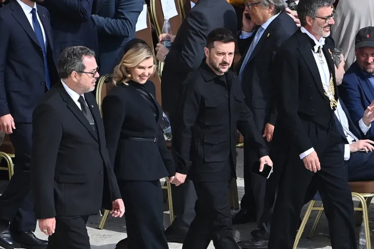 Hoće li se Zelenski i ovoga puta naći na udaru kritika zbog odjevne kombinacije? Ovo je nosio u Vatikanu