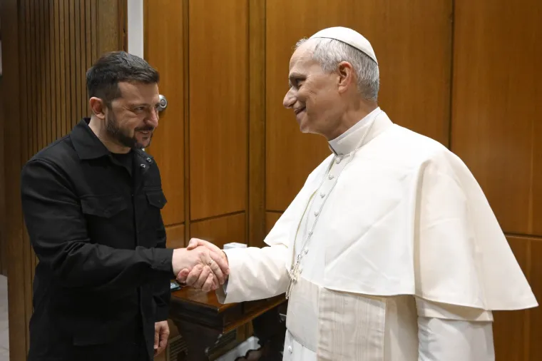 
Papa i Zelenski rukovali su se u Bazilici svetog Petra, a Vatikan je u nedjelju objavio da će se Papa sresti sa Zelenskim nakon inauguracijske mise. 