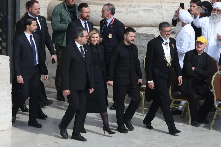 Hoće li se Zelenski i ovoga puta naći na udaru kritika zbog odjevne kombinacije? Ovo je nosio u Vatikanu
