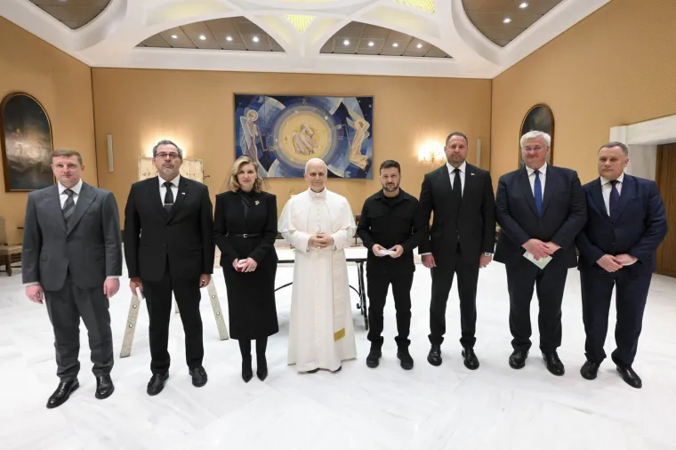 Hoće li se Zelenski i ovoga puta naći na udaru kritika zbog odjevne kombinacije? Ovo je nosio u Vatikanu