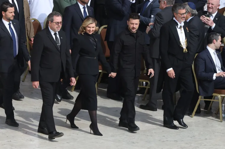 Hoće li se Zelenski i ovoga puta naći na udaru kritika zbog odjevne kombinacije? Ovo je nosio u Vatikanu