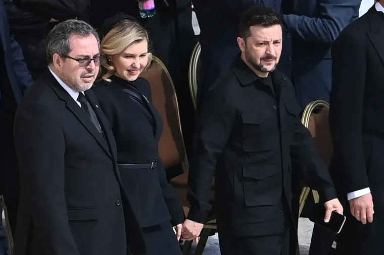 Hoće li se Zelenski i ovoga puta naći na udaru kritika zbog odjevne kombinacije? Ovo je nosio u Vatikanu