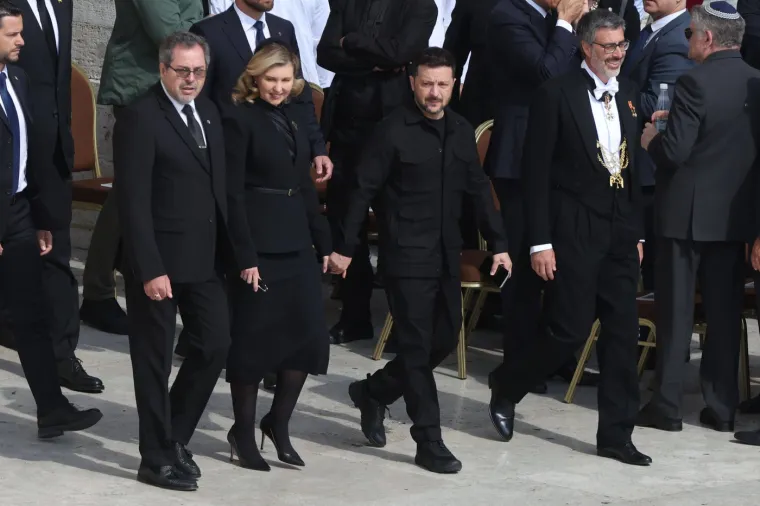 Hoće li se Zelenski i ovoga puta naći na udaru kritika zbog odjevne kombinacije? Ovo je nosio u Vatikanu