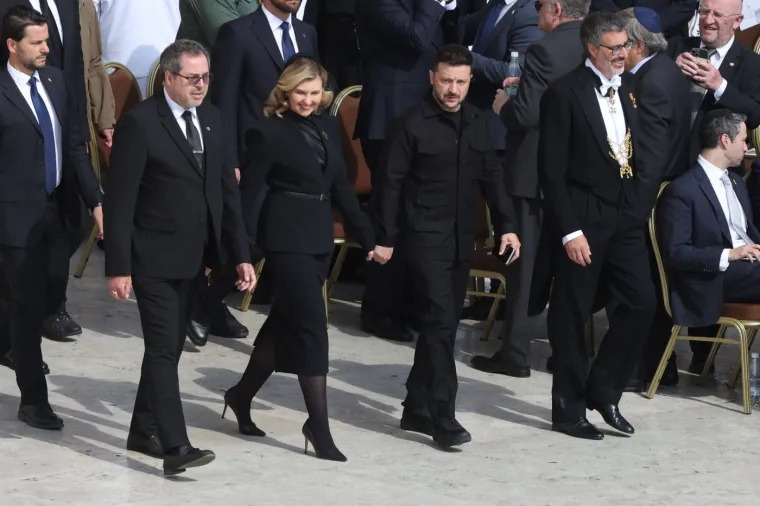 Hoće li se Zelenski i ovoga puta naći na udaru kritika zbog odjevne kombinacije? Ovo je nosio u Vatikanu